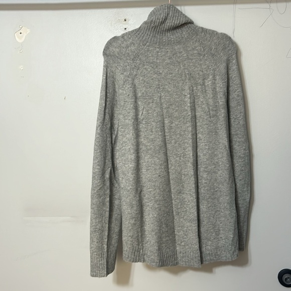 J Crew Gray Wool and Alpaca Blend High Low Hem Turtleneck Sweater Size XL - Picture 4 of 4